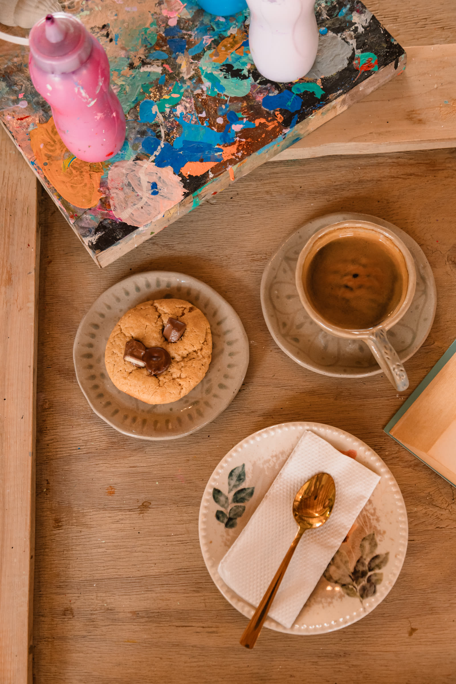Café, libro y galleta de la casa
