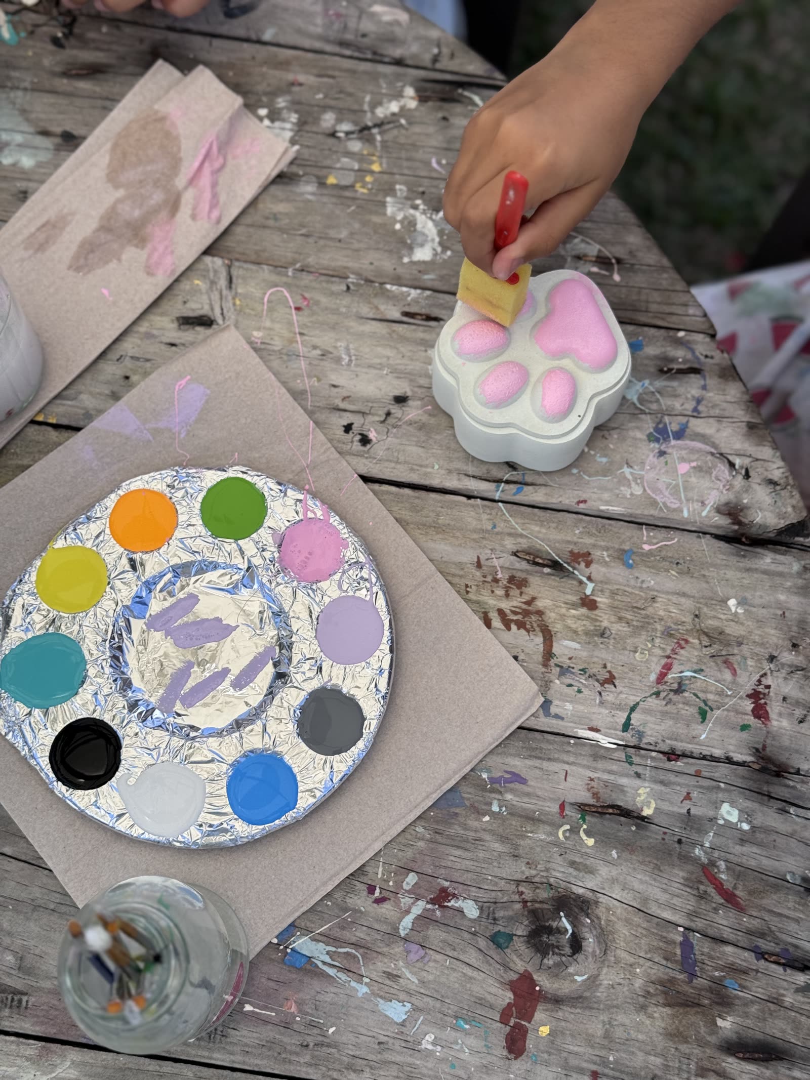 Piezas de cerámica pintadas en la casa