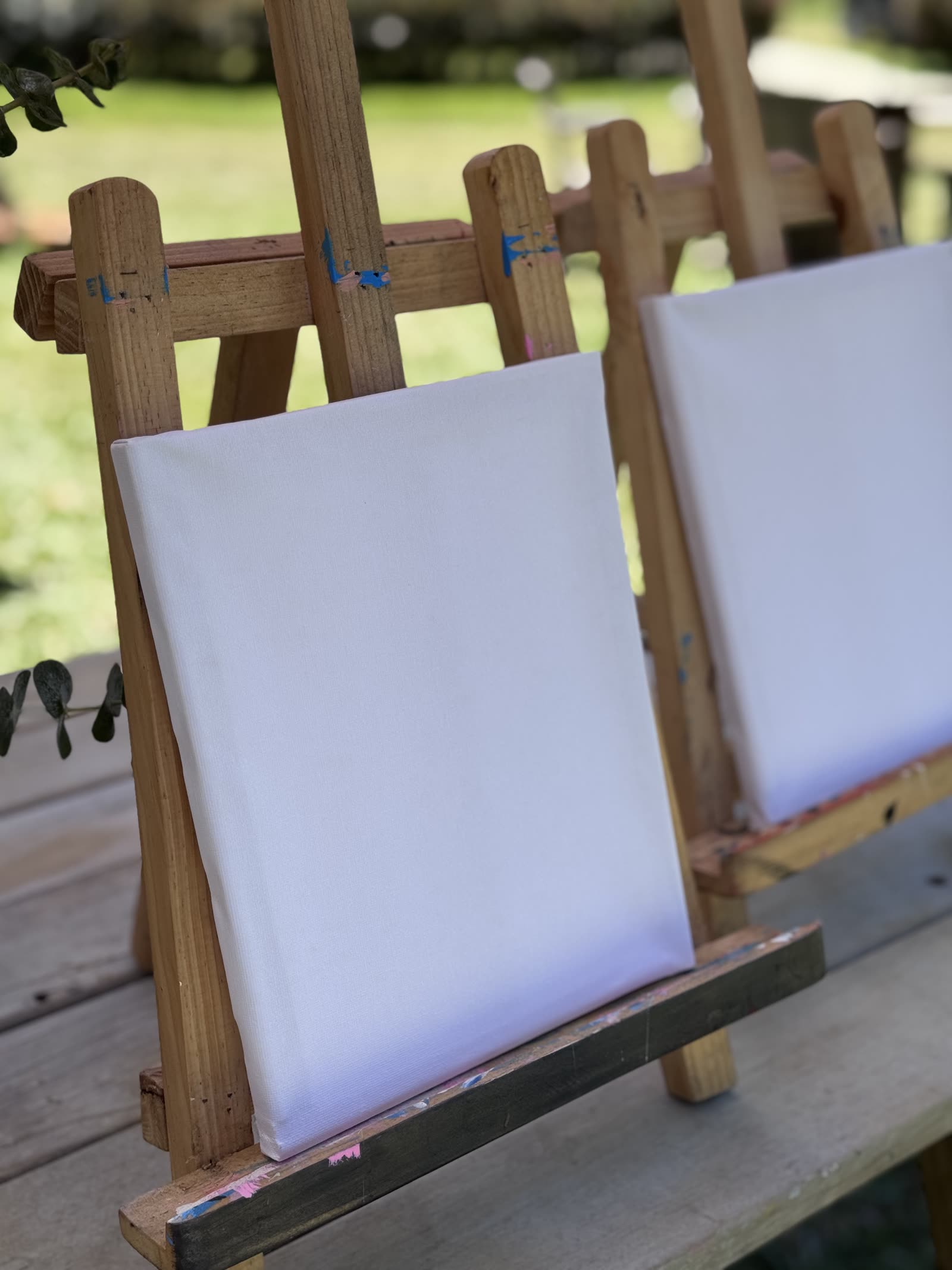 Mesa de pintura al aire libre con pinceles y colores